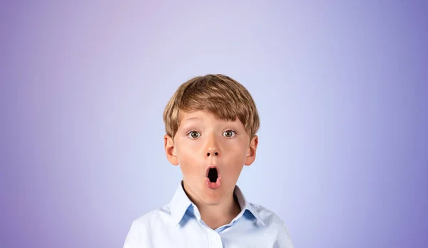 Портрет Дивовижного Маленького Хлопчика Фіолетовому Тлі Стіни Концепція Емоцій Сюрпризів — стокове фото