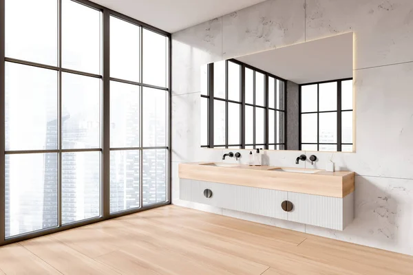 Interior Banheiro Moderno Com Paredes Mármore Branco Piso Madeira Pia — Fotografia de Stock