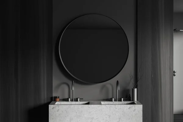 Interiér Tmavé Koupelny Dvojitým Umyvadlem Kulatým Zrcadlem Šedým Betonovým Umyvadlem — Stock fotografie