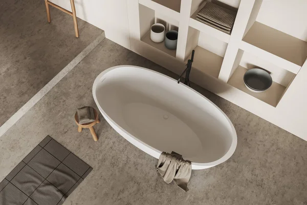 米黄色浴室内部与浴缸和脚毛巾灰色混凝土地板的顶部视图 带架子和装饰的浴池角落 3D渲染 — 图库照片
