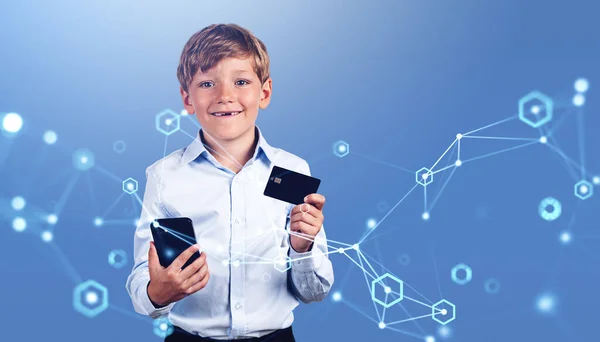 Retrato Niño Sonriente Con Teléfono Inteligente Tarjeta Crédito Sobre Fondo —  Fotos de Stock