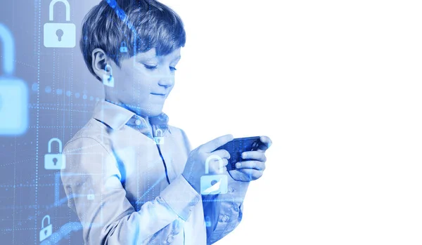 Retrato Niño Pequeño Con Teléfono Inteligente Pie Sobre Fondo Azul —  Fotos de Stock