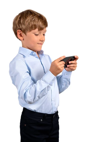 手にスマートフォンを持つ幸せな子供の男の子 肖像画のプロファイルの再生は 白い背景に隔離された オンラインビデオゲームの概念 — ストック写真