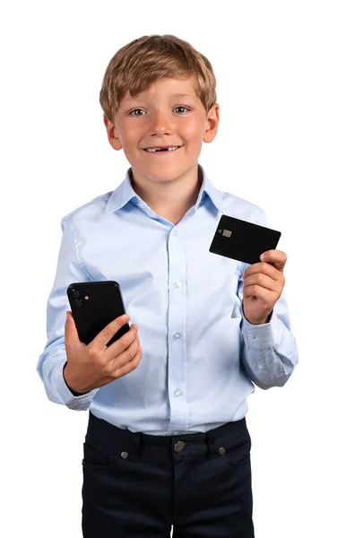 手里拿着电话卡和信用卡 面带微笑的学童 白色背景的肖像 移动应用程序和在线支付的概念 — 图库照片