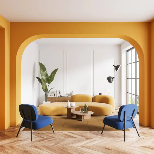 소파가 실내의 노란색 안락의자 그리고 테이블 라운지 지역에 지방의 파노라마 — 스톡 사진