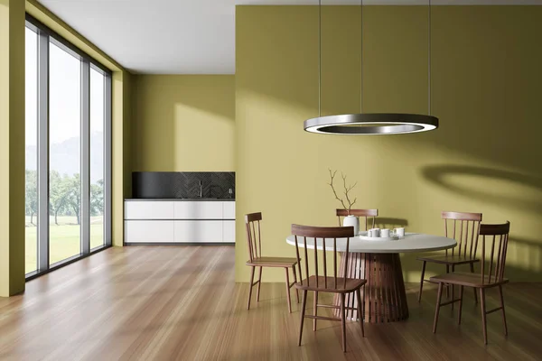 Stilvolles Esszimmer Mit Gelben Wänden Holzboden Runder Esstisch Mit Stühlen — Stockfoto