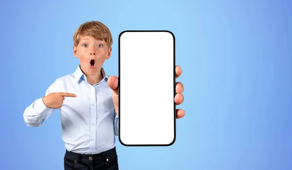 Překvapený Chlapeček Otevřenou Pusou Ukazující Prstem Velký Smartphone Modře Rýsuje — Stock fotografie