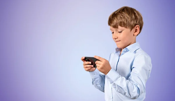 Mor Arka Planda Akıllı Telefon Kullanan Ciddi Bir Çocuğun Portresi — Stok fotoğraf