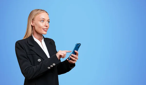 Bizneswoman Palec Dotknąć Smartfona Ręku Uśmiechnięty Portret Przestrzeni Skopiować Niebieskie — Zdjęcie stockowe