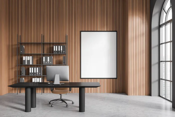 简约首席执行官办公室的内部 有深色的木制墙壁 水泥地板 黑色电脑桌 书架和垂直的模拟招贴画架 3D渲染 — 图库照片