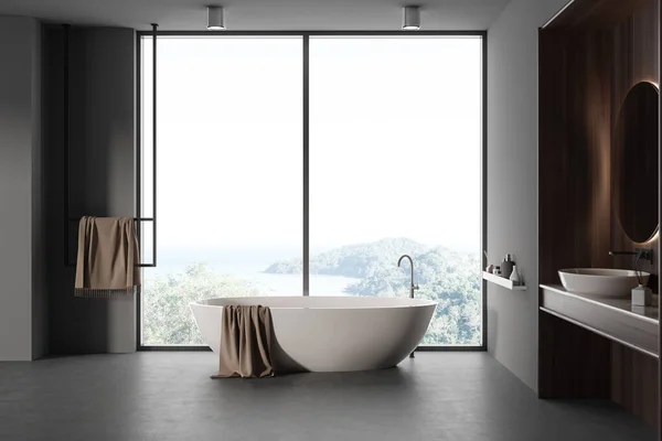 黑暗浴室内部 浴缸在灰色混凝土地板上 水池和圆形镜子 农村的厕所轨道梯子和全景窗 3D渲染 — 图库照片