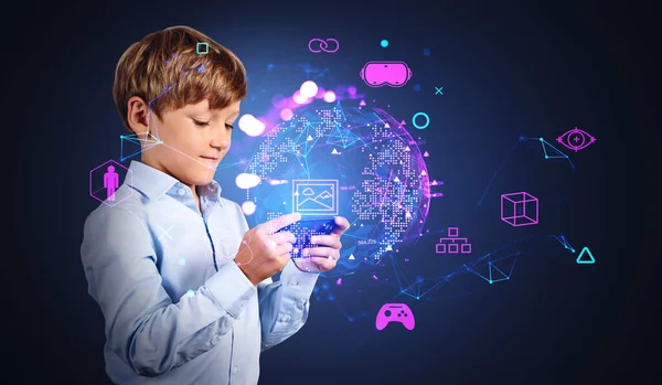 小孩在电话里玩电子游戏 数码全息图和发光的图标 虚拟世界中的模拟器和游戏 未来主义技术和移动应用的概念 — 图库照片