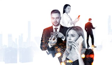 İş adamları birlikte çalışıyor, akıllı telefonları mesajlaşma ve görüntülü konuşma için kullanıyorlar. Takım portreleri siluet ve gökdelenler çift pozlama. Çevrimiçi iletişim ve konferans kavramı