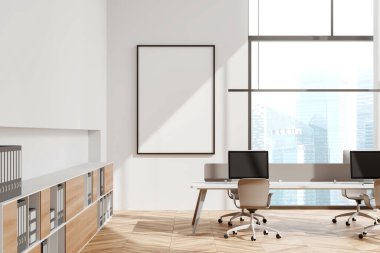 Beyaz duvarları, ahşap zemini, uzun bilgisayar masası, dosya dolabı ve dikey maket posteri olan modern ofisin içi. Bulanık şehir manzaralı bir pencere. 3d oluşturma