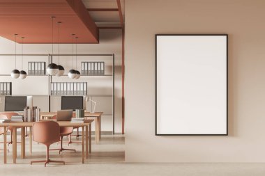 Ortak masa ve bilgisayar ile modern iş içi. Hafif beton zeminde minimalist mobilyalarla birlikte çalışma alanı. Bej bölüme tuval posteri yapıştırın. 3B görüntüleme