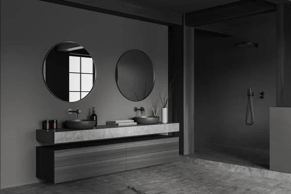 暗色浴室内部与双水池和淋浴在讲台上 侧视图洗脸盆和黑色木制梳妆台与洗澡配件 灰色混凝土地板 3D渲染 — 图库照片