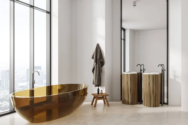 Interior Baño Moderno Con Paredes Blancas Suelo Hormigón Bañera Transparente — Foto de Stock