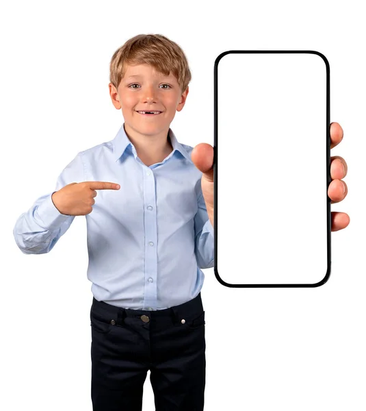 Jongen Glimlachend Vinger Wijzend Naar Smartphone Mock Kopie Ruimte Scherm — Stockfoto