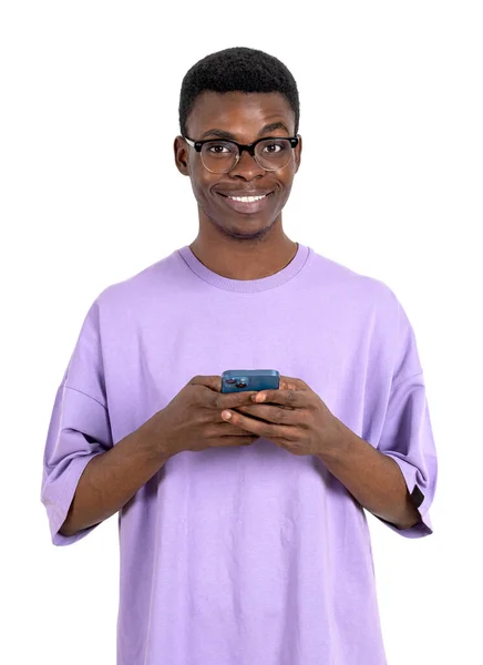 Telefonla Çalışan Gülümseyen Afrikalı Adam Portre Çevrimiçi Internet Beyaz Arka — Stok fotoğraf