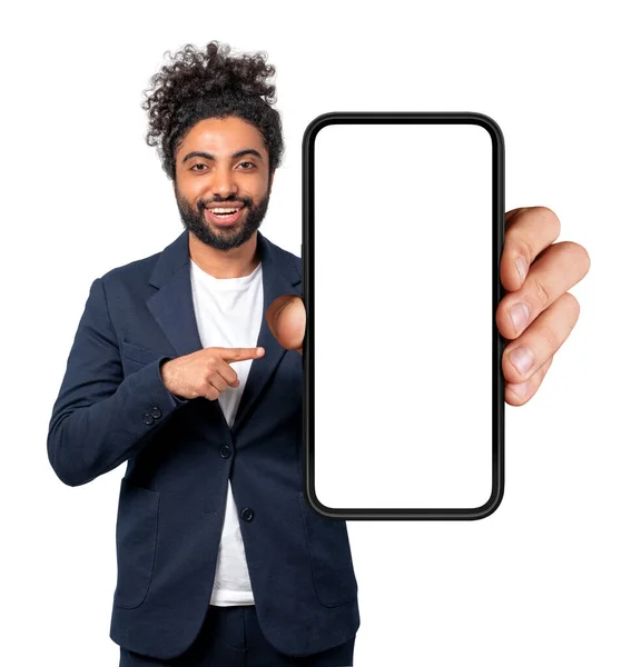 モックアップのない画面でスマートフォンを指している幸せなアラブのビジネスマンは カメラを見て笑顔の肖像画 白い背景の上に隔離された オンラインショッピングの概念 — ストック写真