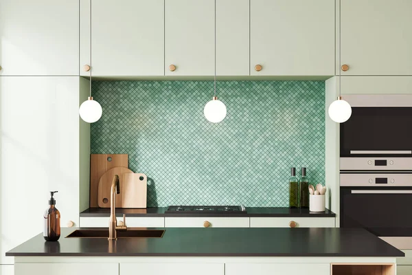 バー島 棚の上に新しい台所用品とシンクとストーブ付きのモダンな緑のキッチンインテリア ミニマルな高級感のある明るい調理エリア 3Dレンダリング — ストック写真