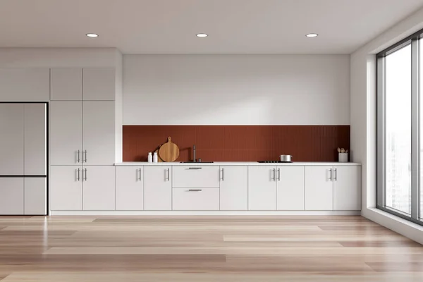 厨房内部为白色 有水槽和炉灶 橱柜上有简约的厨房用具和摩天大楼上的全景窗户 3D渲染 — 图库照片