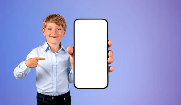 Pojke Visar Smartphone Och Finger Pekar Stora Mock Upp Tom — Stockfoto