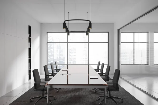 Weiße Büro Besprechungsräume Mit Sesseln Und Laptop Bord Teppich Auf — Stockfoto
