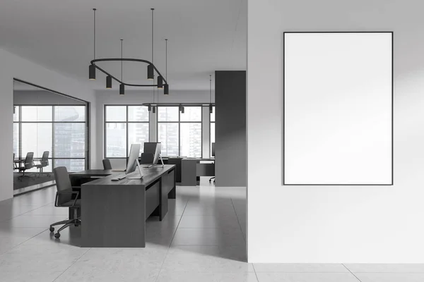 白い壁 タイル張りの床 コンピュータテーブルと垂直モックアップポスターフレームと現代のオープンスペースオフィスのインテリア 3Dレンダリング — ストック写真