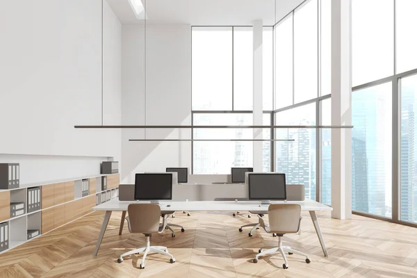 Białe Wnętrze Biura Fotelami Komputerem Biurku Drewniana Podłoga Strefa Współpracy — Zdjęcie stockowe
