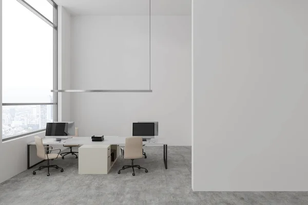 共有テーブルとPcコンピュータとホワイトオフィスのインテリア 高層ビルのパノラマの窓 灰色のコンクリートの床でのコーキングゾーン 空の白いパーティションをモックアップします 3Dレンダリング — ストック写真
