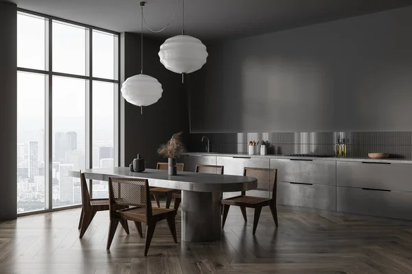 Dunkle Moderne Wohnküche Mit Esstisch Seitlicher Kochnische Mit Regalen Und — Stockfoto