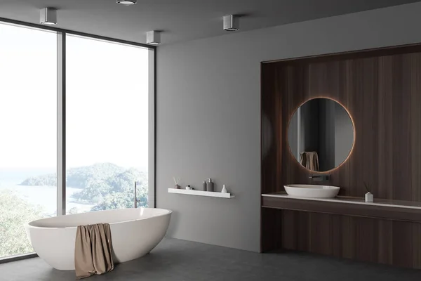 黑暗浴室内部有浴缸 水池和圆形镜子 侧视图模拟了空旷的灰色墙壁 乡村的全景窗户 3D渲染 — 图库照片