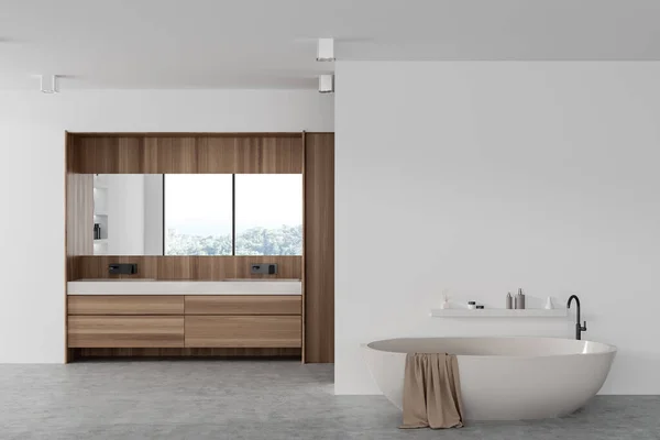 白色和木制酒店浴室内部 浴缸在灰色混凝土地板上 双水池与木制梳妆台和镜子 模拟空墙 3D渲染 — 图库照片