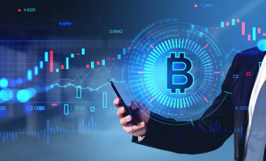 İş adamı telefonda el yazısı, bitcoin ve grafiklerle şifreli hologram. Bar tablosu ve çizgileri olan ikili ve sayılar. Çevrimiçi ticaret kavramı