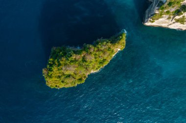 Uçurumla Rocky Beach 'in hava aracı görüntüsü. Hint Okyanusu kıyısında. Uzayı metin için kopyala. Doğa ve seyahat geçmişi. Güzel doğal yaz tatili seyahat konsepti. Dalgalar sıçrıyor.