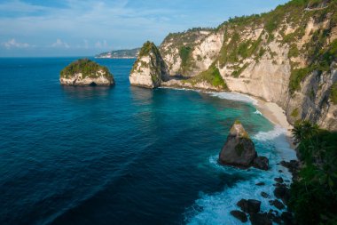 Uçan İHA, kayalık plajı uçurumla panoramik olarak görüntüledi. Hint Okyanusu kıyısında. Uzayı metin için kopyala. Doğa ve seyahat geçmişi. Güzel doğal yaz tatili seyahat konsepti.