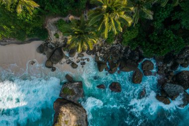 Uçurumla Rocky Beach 'in hava aracı görüntüsü. Hint Okyanusu kıyısında. Uzayı metin için kopyala. Doğa ve seyahat geçmişi. Güzel doğal yaz tatili seyahat konsepti. Dalgalar ve kum.
