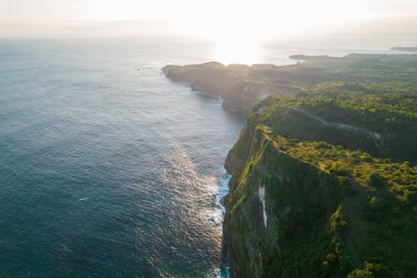Hava aracı Rocky Cliff 'in panoramik görüntüsünü çekti. Hint Okyanusu kıyısında. Uzayı metin için kopyala. Doğa ve seyahat geçmişi. Güzel doğal yaz tatili seyahat konsepti.