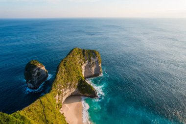 Uçan İHA, kayalık plajı uçurumla panoramik olarak görüntüledi. Hint Okyanusu kıyısında. Uzayı metin için kopyala. Doğa ve seyahat geçmişi. Güzel doğal yaz tatili seyahat konsepti.