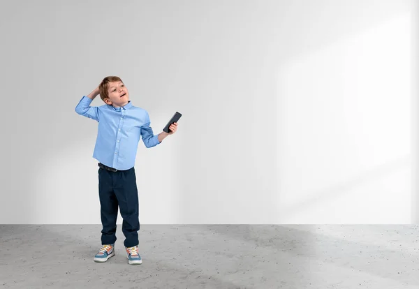 Zeki Çocuk Rüya Görüyor Elinde Cep Telefonu Gri Beton Zeminde — Stok fotoğraf
