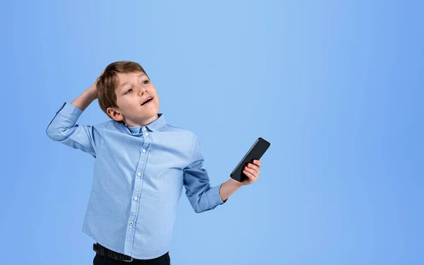 Garçon Enfant Rêve Pense Portrait Tenant Smartphone Dans Main Sur — Photo