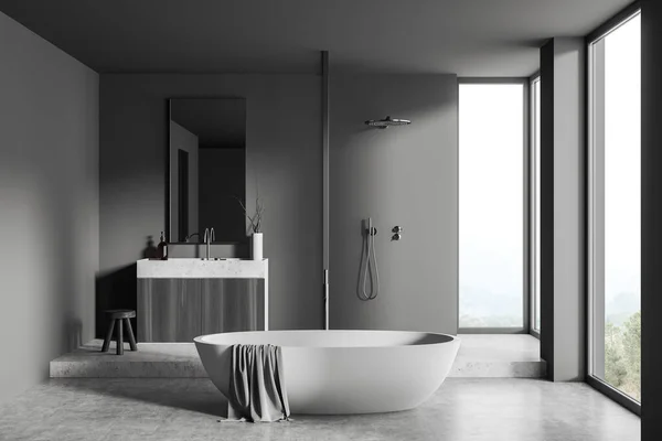 Dunkles Badezimmer Mit Badewanne Auf Grauem Betonboden Waschbecken Mit Spiegel — Stockfoto