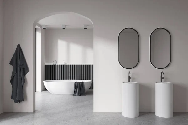 Interiér Bílé Koupelny Dvojitým Umyvadlem Zrcadlem Vana Šedé Betonové Podlaze — Stock fotografie