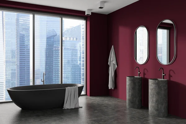 バスタブ付きのダークホテルのバスルームのインテリアとミラー サイドビュー グレーのコンクリートの床でシンクします シンガポールシティビューのパノラマウィンドウで洗濯スペース 3Dレンダリング — ストック写真