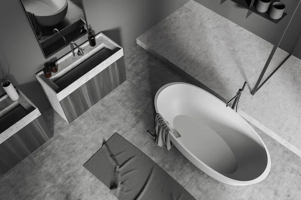 浴室内部的顶部视图 浴缸在灰色混凝土地板上 宾馆洗浴室配备洗浴槽和镜子 架子配备装饰 3D渲染 — 图库照片
