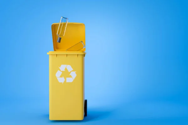Lixeira Amarela Com Garrafas Vidro Caindo Conceito Reciclagem Reutilização Espaço — Fotografia de Stock