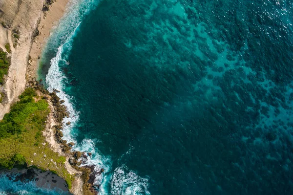 Drone Aéreo Vista Superior Tiro Praia Rochosa Com Penhasco Oceano — Fotografia de Stock