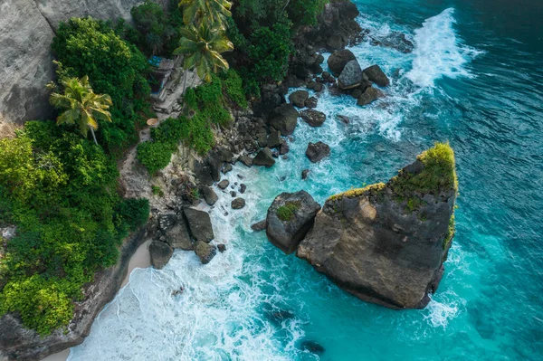 Uçurumla Rocky Beach 'in hava aracı görüntüsü. Hint Okyanusu kıyısında. Uzayı metin için kopyala. Doğa ve seyahat geçmişi. Güzel doğal yaz tatili seyahat konsepti. Dalgalar ve kum.