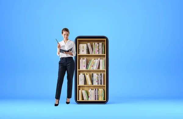 スマホの近くにぽっちゃりと立って読書をしているビジネスマン デジタル図書館 ライトブルーの背景にラック上の本 Eラーニングの概念 — ストック写真